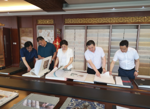 陪同政府園區(qū)赴品牌環(huán)保壁紙投資選址項目方對接考察，實現政企高效鏈接